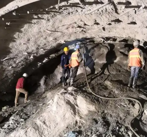 哈巴河拱顶带模注浆料的施工流程及注意事项